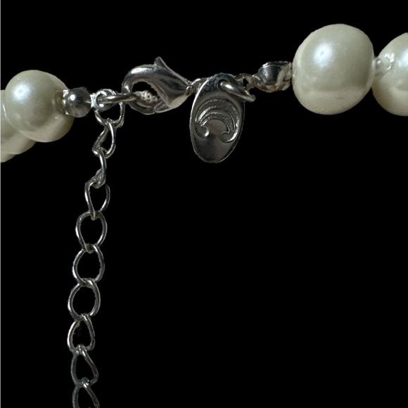 Gorgeous Charming Charlie Faux Pearl Necklace. (F-F) - Picture 4 of 4